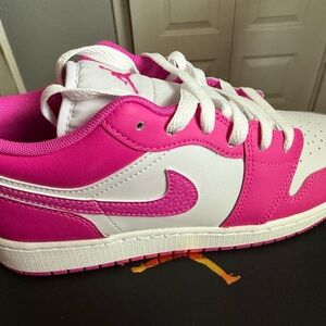 Air Jordan 1 Low (GS) size 7Y or 8-81/2 women’s .